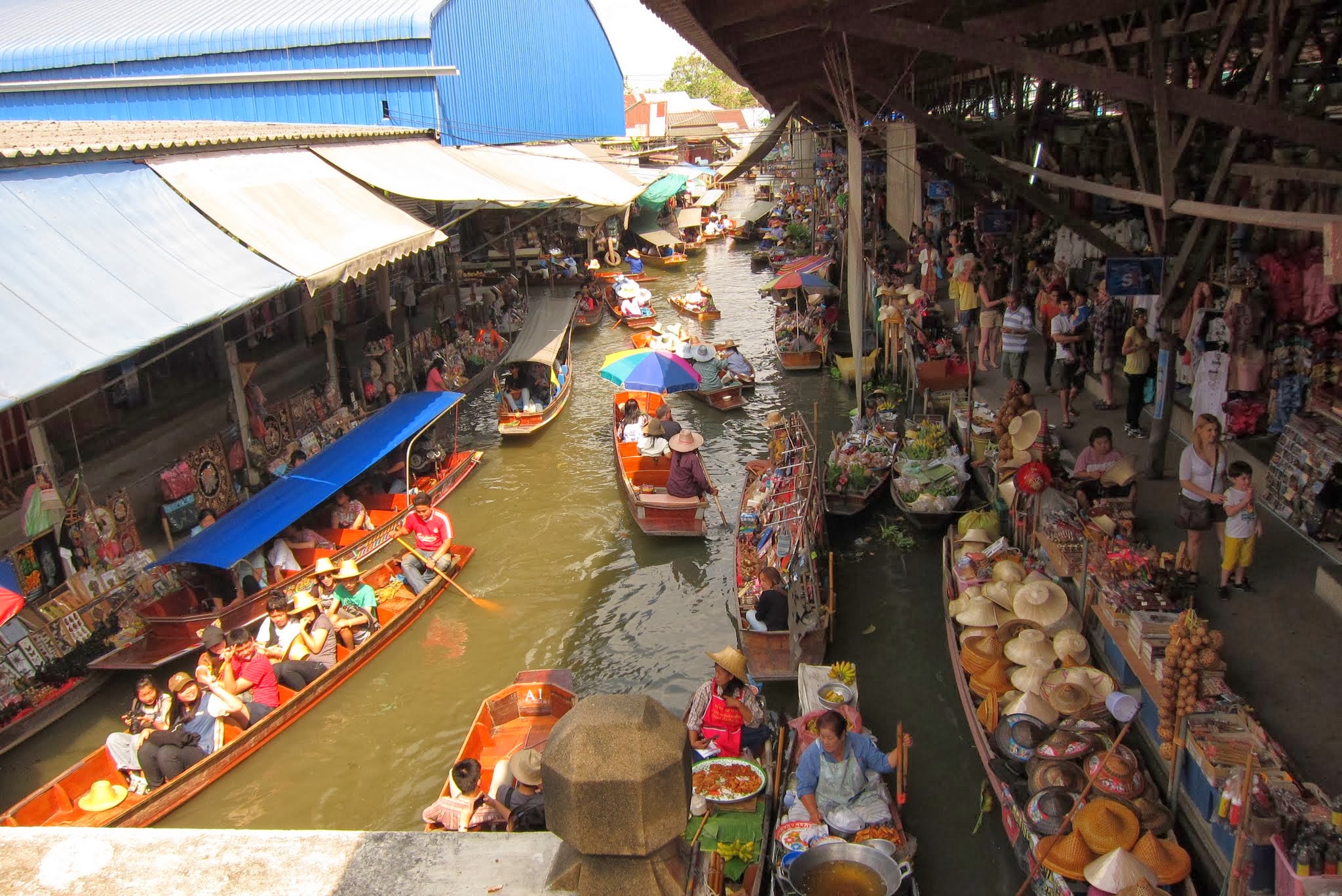 บรรยากาศคึกคักของตลาดน้ำ